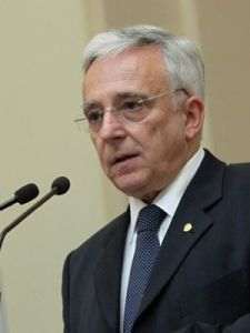 Isărescu: Nu am ţinut cursul artificial şi asta se vede din evoluţia rezervelor